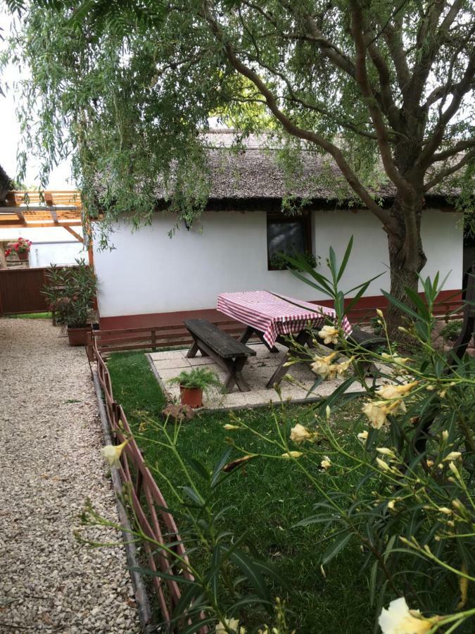Vila Balatonkenesei Nadfedeles Lovas Vendeghaz Exteriér fotografie