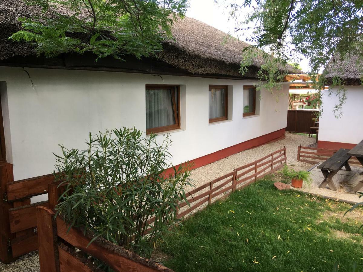 Vila Balatonkenesei Nadfedeles Lovas Vendeghaz Exteriér fotografie
